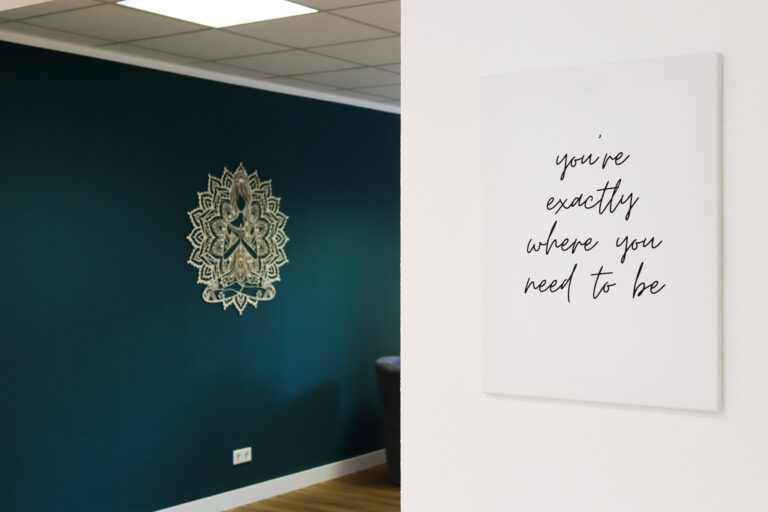 Ein Bild mit dem Spruch "you're exactly where you need to be" hängt im VAYANA-Studio.