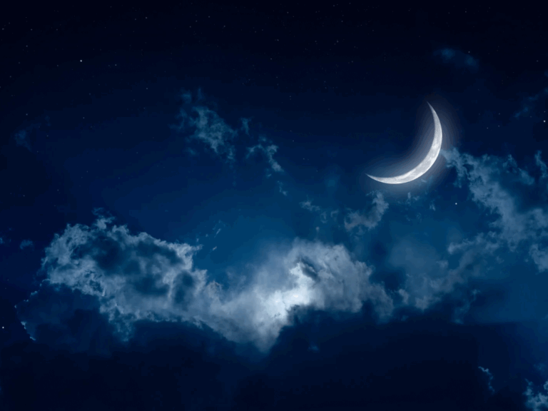 Eine VAYANA-Grafik: Mond leuchtet an einem Nachthimmel mit Wolken.