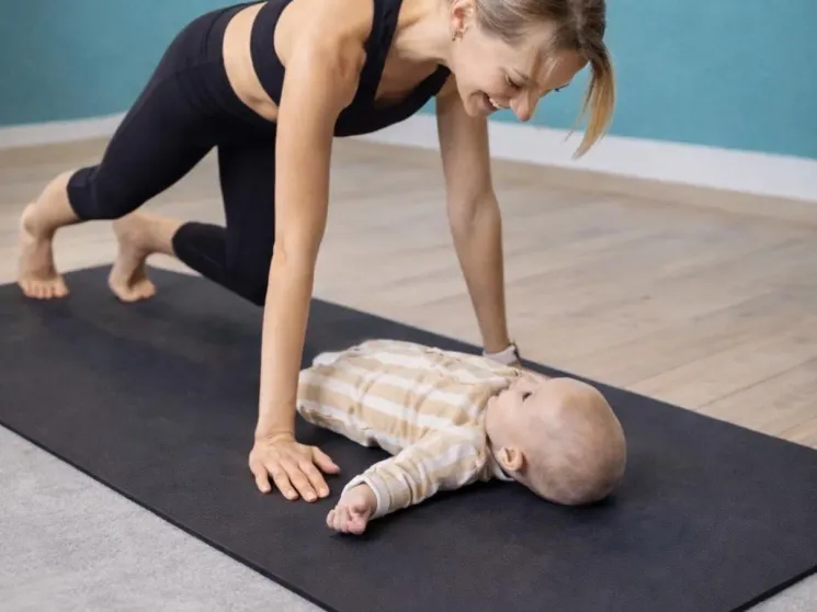 Eine Mutter macht Sport mit ihrem Baby.