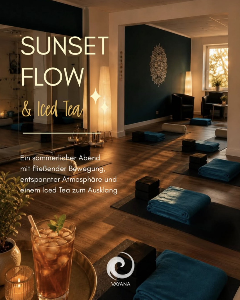 Das VAYANA-Yoga-Studio, in dem Matten und weitere Yoga-Utensilien vor einer Spiegelwand ausgelegt sind. Daneben der Event-Titel "Sunset Flow & Iced Tea".