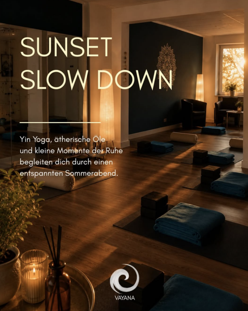 Das VAYANA-Yoga-Studio, in dem Matten und weitere Yoga-Utensilien vor einer Spiegelwand ausgelegt sind. Daneben der Event-Titel "Sunset Slow Down".