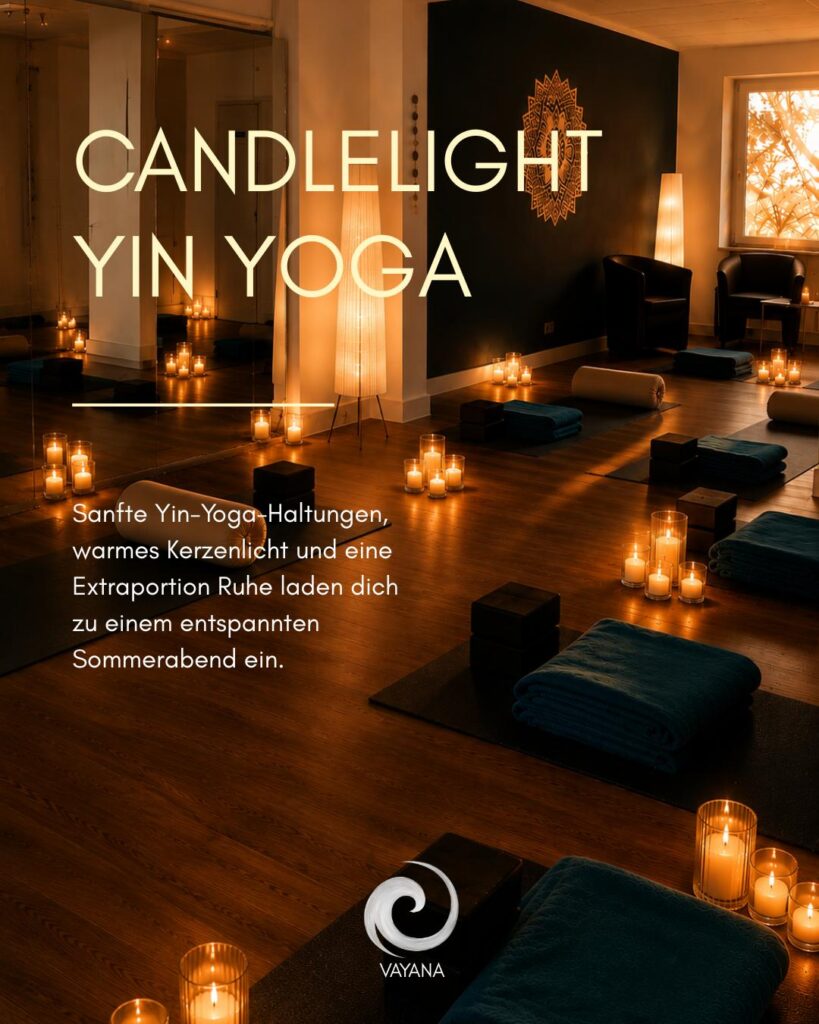 Das VAYANA-Yoga-Studio, in dem Matten und weitere Yoga-Utensilien vor einer Spiegelwand ausgelegt sind. Daneben der Event-Titel "Candlelight Yin Yoga".