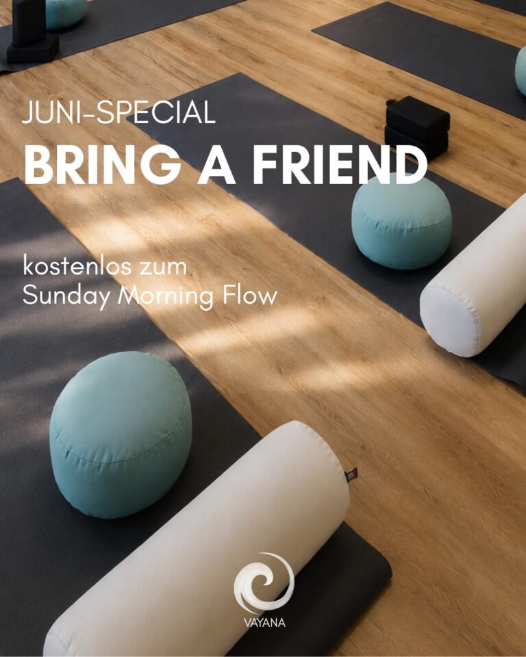 Yogamatten und weitere Yoga-Utensilien liegen auf dem Boden. Daneben der Schriftzug "Juni-Special - Bring a Friend".