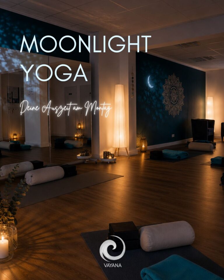 Das VAYANA-Yoga-Studio, in dem Matten und weitere Yoga-Utensilien vor einer Spiegelwand ausgelegt sind. Daneben der Kurs-Titel "Moonlight Yoga".